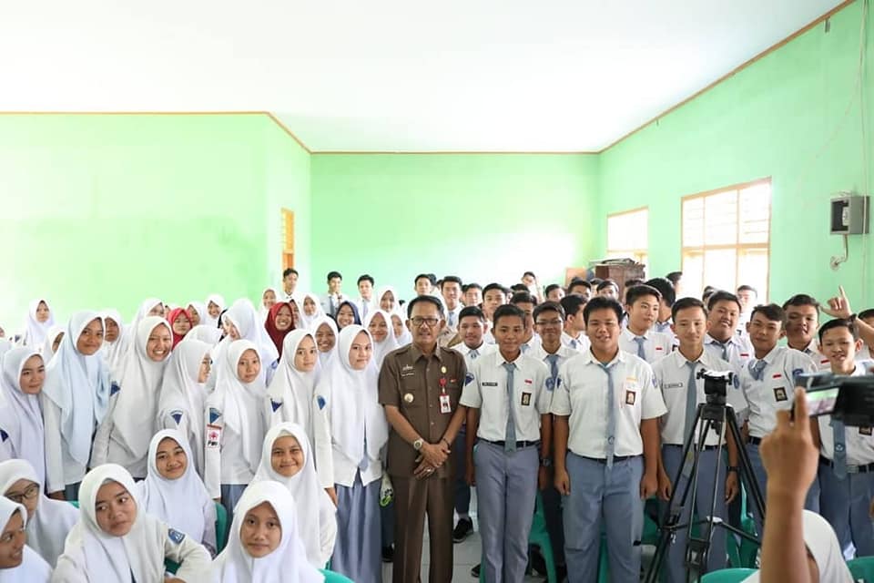 Penyerahan KTP-el kepada Siswa Siswi SMA N 1 Pesisir Tengah 4.jpg